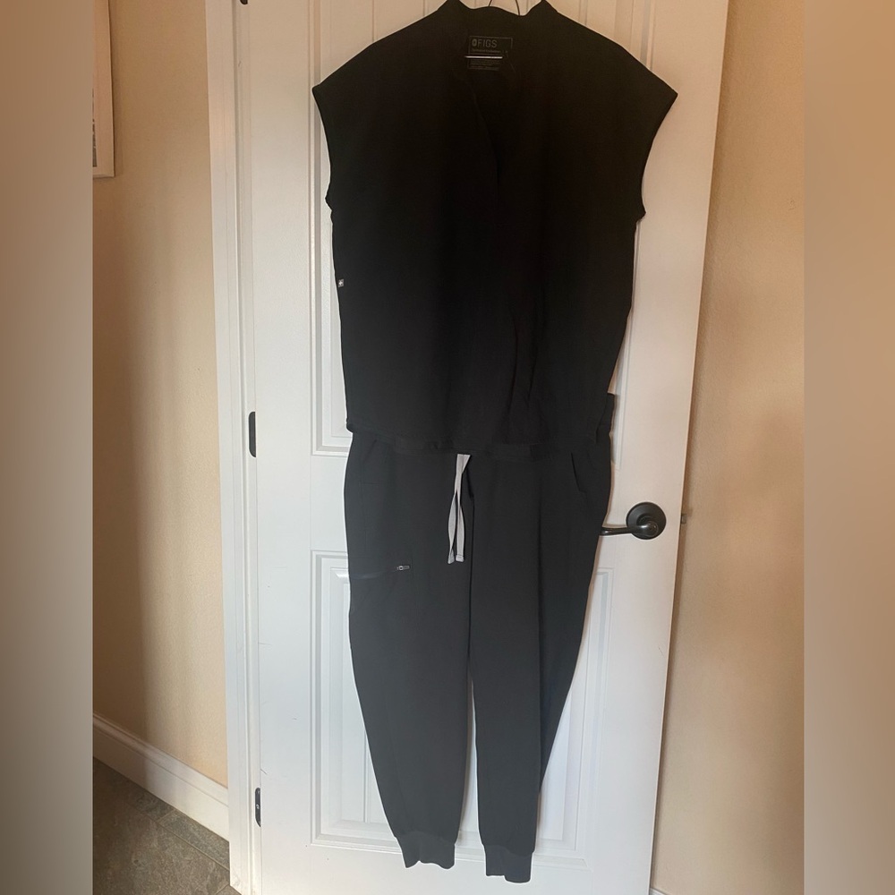 Black Figs brand scrub set